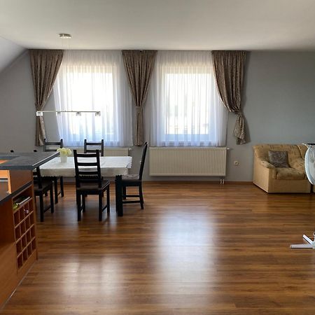 Nové Zámky Spacious Apartment In Town Centre מראה חיצוני תמונה