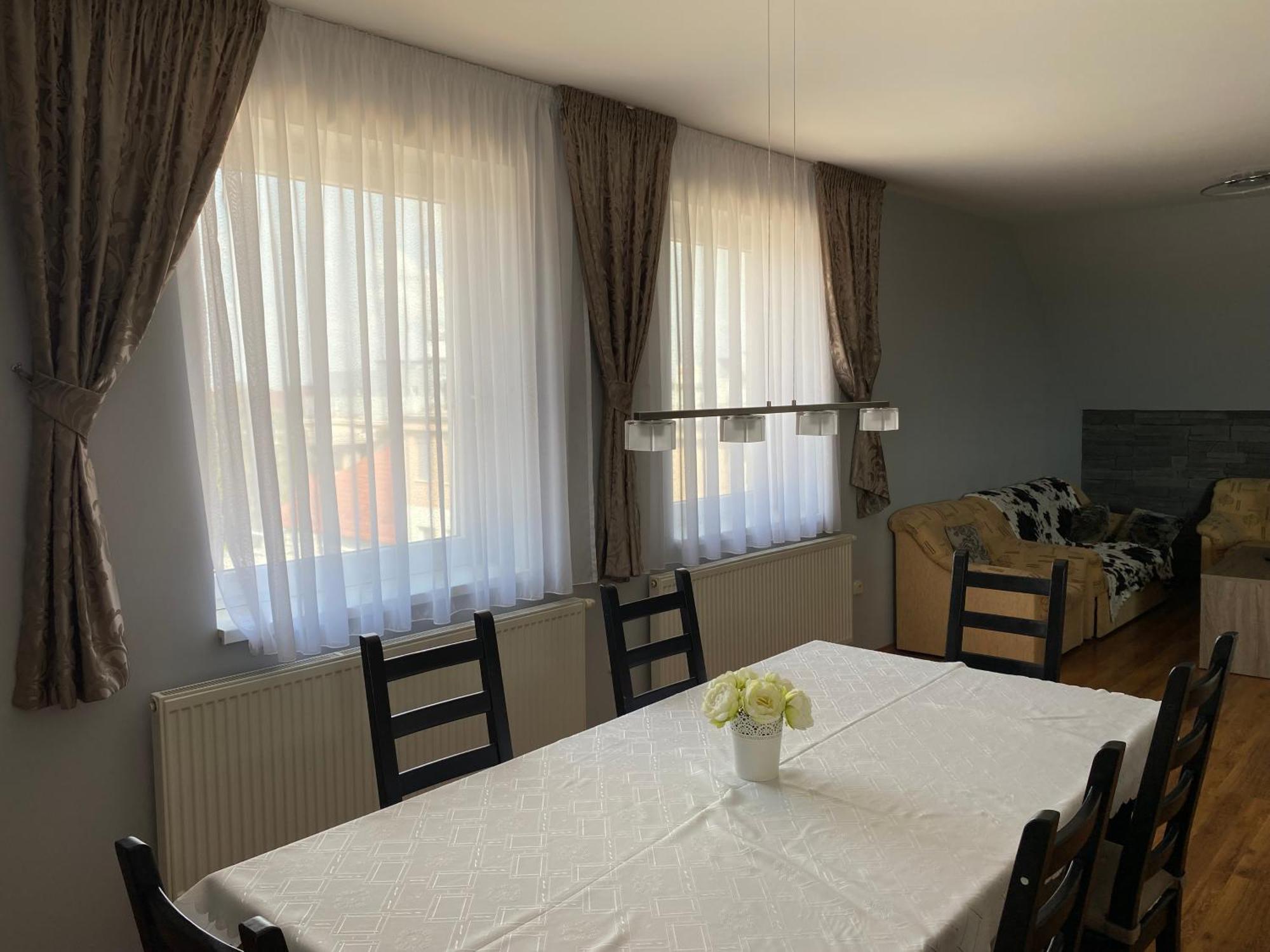 Nové Zámky Spacious Apartment In Town Centre מראה חיצוני תמונה
