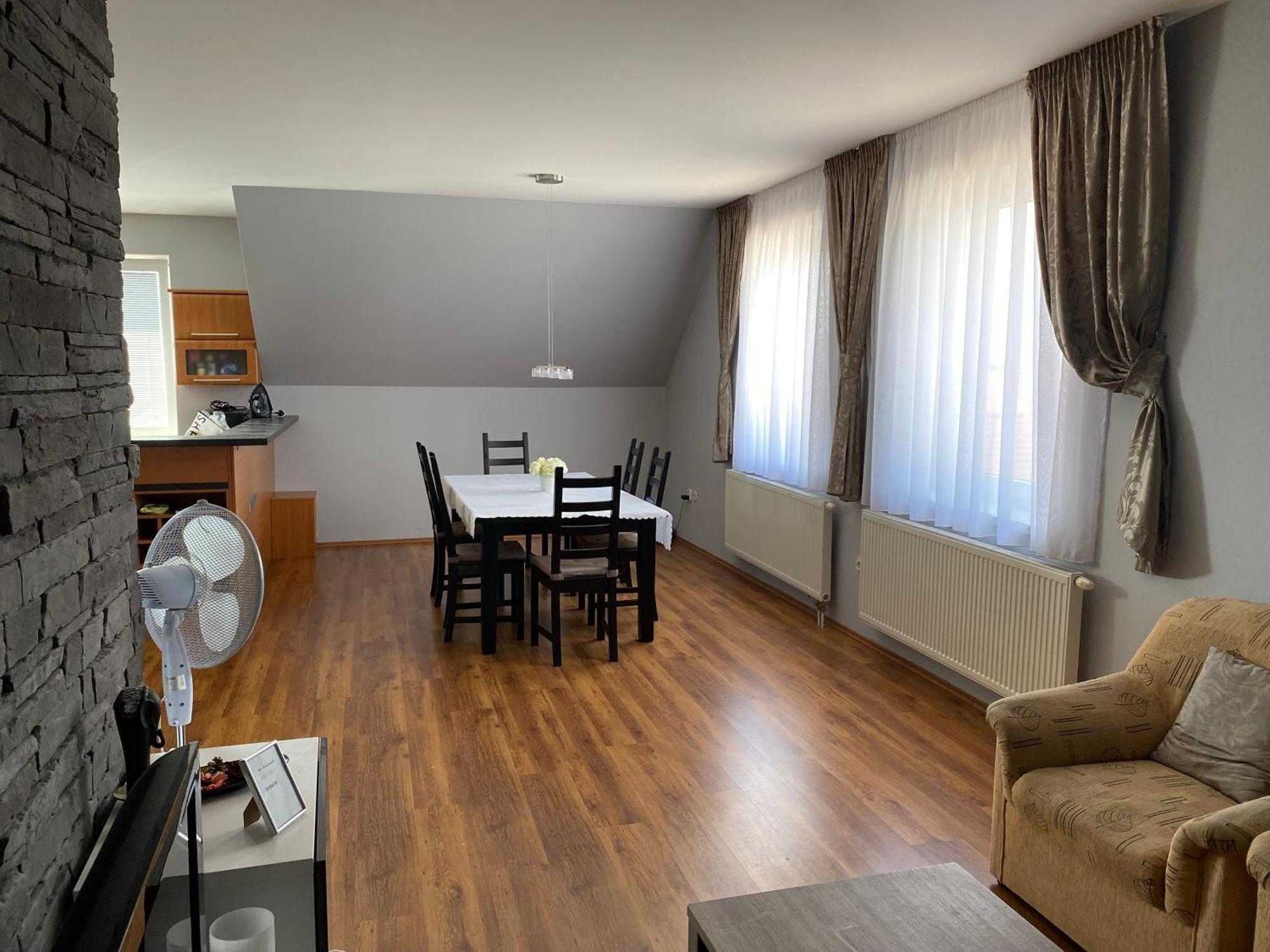 Nové Zámky Spacious Apartment In Town Centre מראה חיצוני תמונה