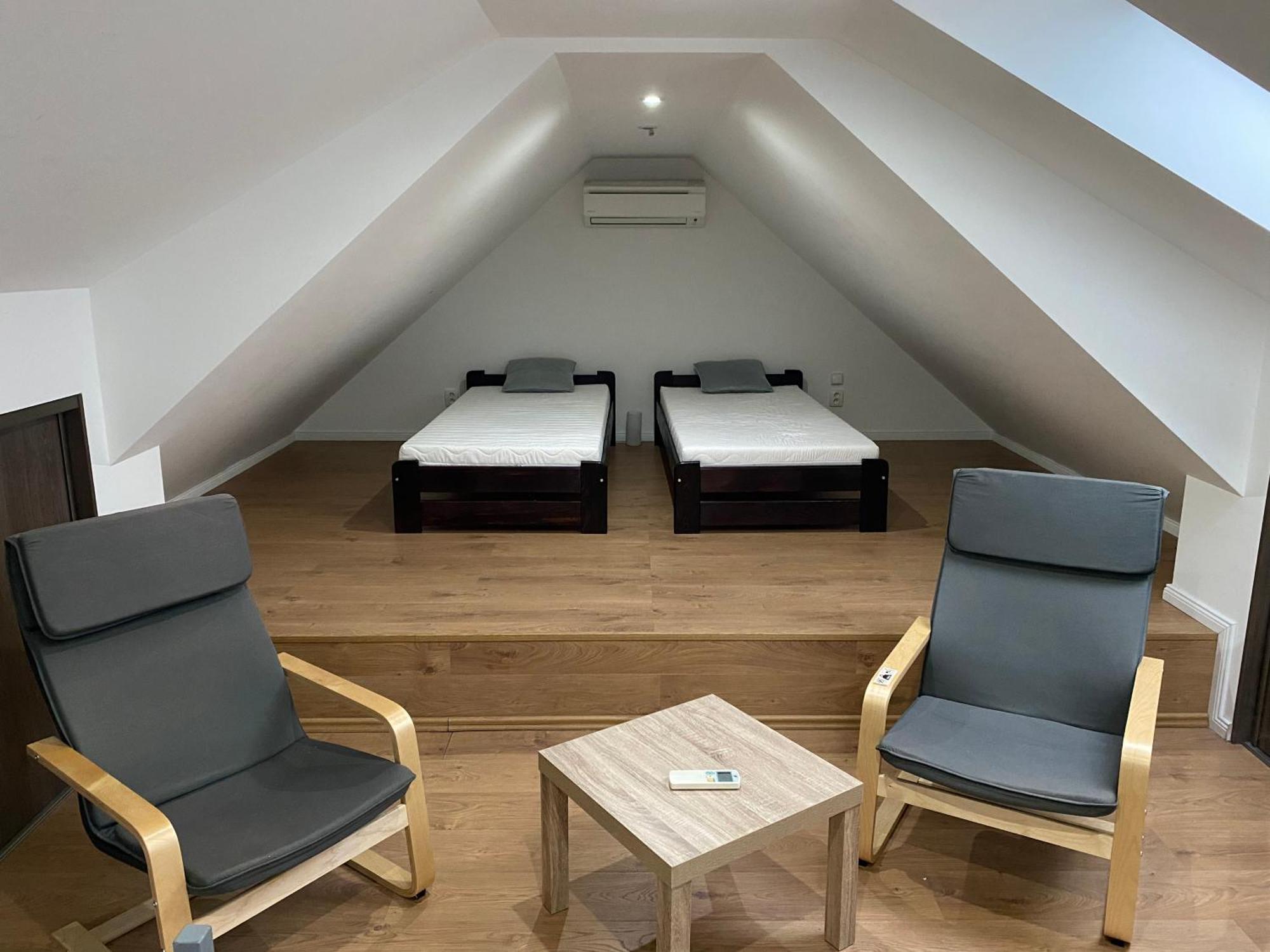 Nové Zámky Spacious Apartment In Town Centre מראה חיצוני תמונה