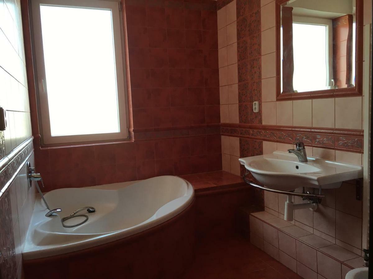 Nové Zámky Spacious Apartment In Town Centre מראה חיצוני תמונה