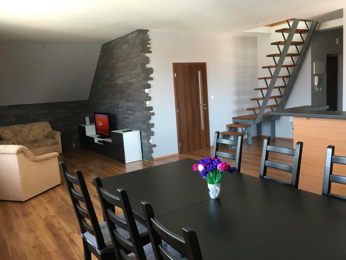 Nové Zámky Spacious Apartment In Town Centre מראה חיצוני תמונה