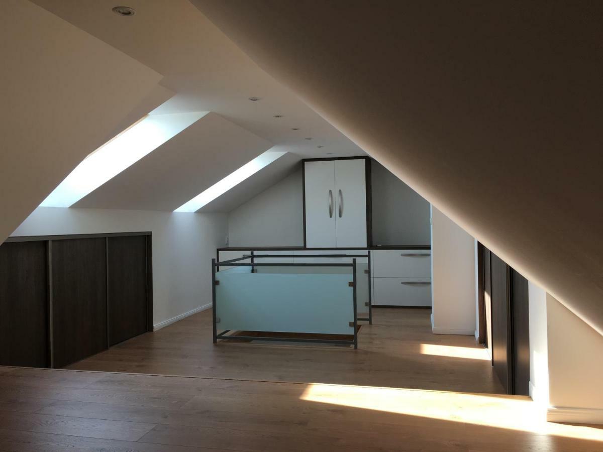 Nové Zámky Spacious Apartment In Town Centre מראה חיצוני תמונה