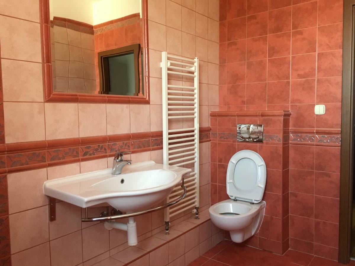 Nové Zámky Spacious Apartment In Town Centre מראה חיצוני תמונה