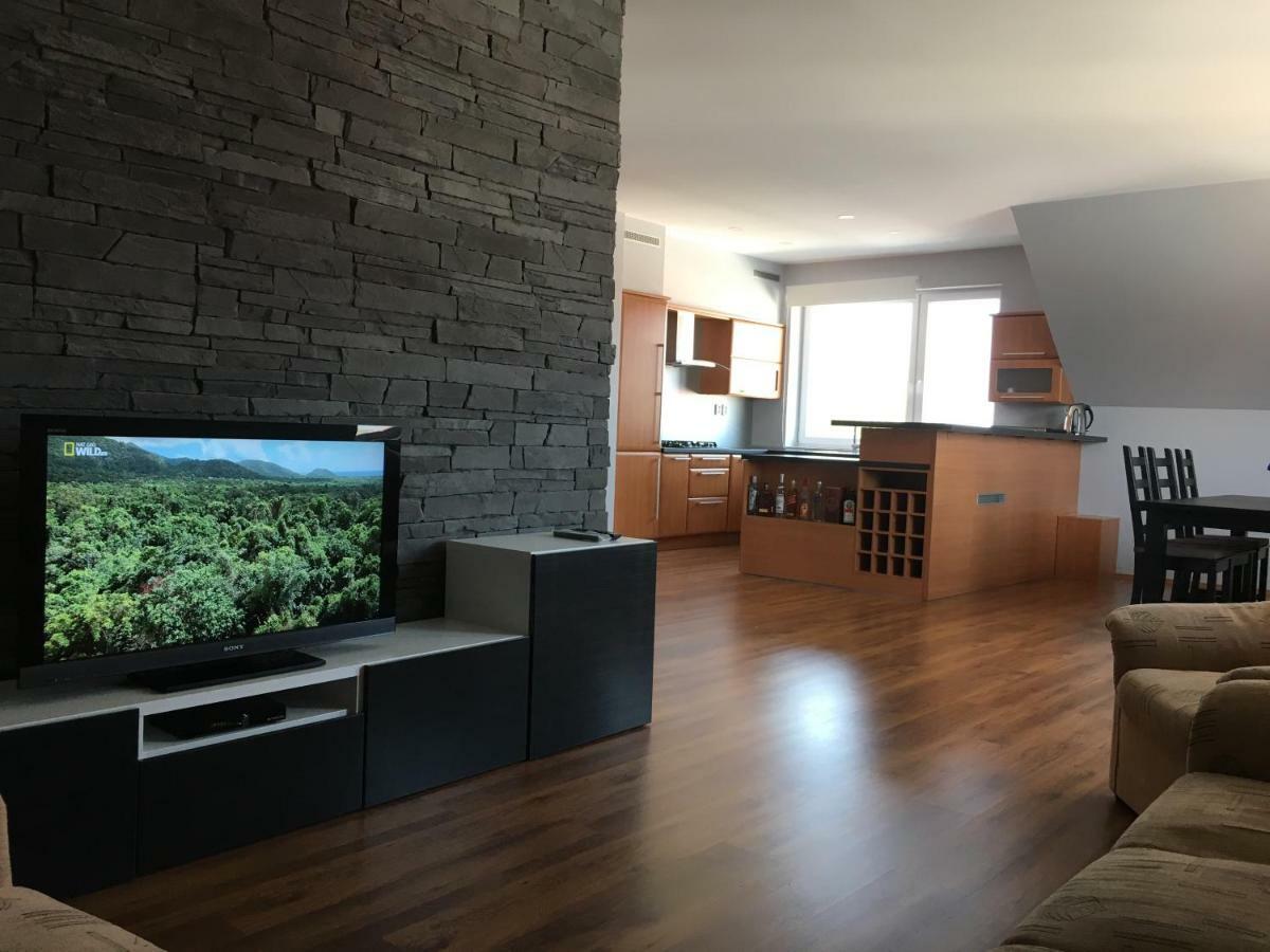 Nové Zámky Spacious Apartment In Town Centre מראה חיצוני תמונה